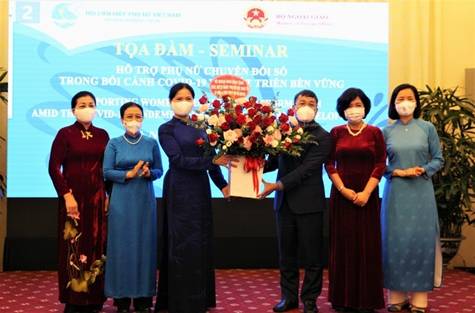 Tọa đàm Hỗ trợ phụ nữ chuyển đổi số trong bối cảnh Covid-19, hội nhập quốc tế, hướng tới phát triển xanh và bền vững do TW Hội LHPN Việt Nam phối hợp với Bộ Ngoại giao tổ chức đã diễn ra vào sáng 18/10/2021.